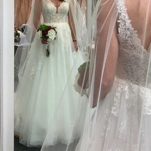 ✨NEW✨ Wedding Dress, Ivory, Essense of Australia